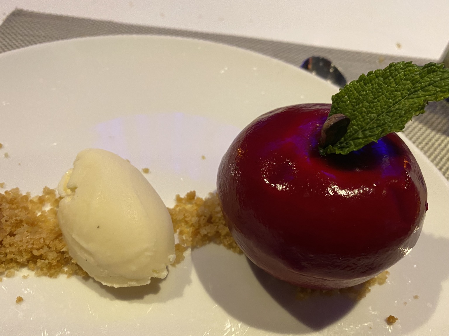apple shaped dessert plate at Wonderland restaurant